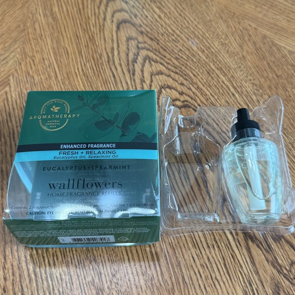 White Barn Bath and Body Works Wallflower 1 refill - Eucalyptus + Spearmint - Picture 2 of 4